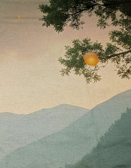 lenzuolo copriletto con fiori e lucciole sui toni del verde e avio. dettaglio tramonto e colline