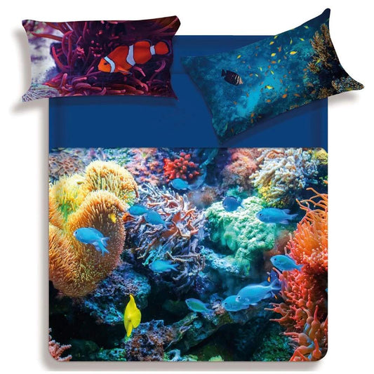 Lenzuolo copriletto matrimoniale Ocean di Miss Terry Biancaluna.  Il completo lenzuola Ocean è in 100% puro cotone.. Le federe e il lenzuolo di sopra ritraggono un fondale marino con coralli e pesci dai colori vivaci. Il lenzuolo con angoli e la balza del lenzuolo di sopra sono in tinta unita blu.