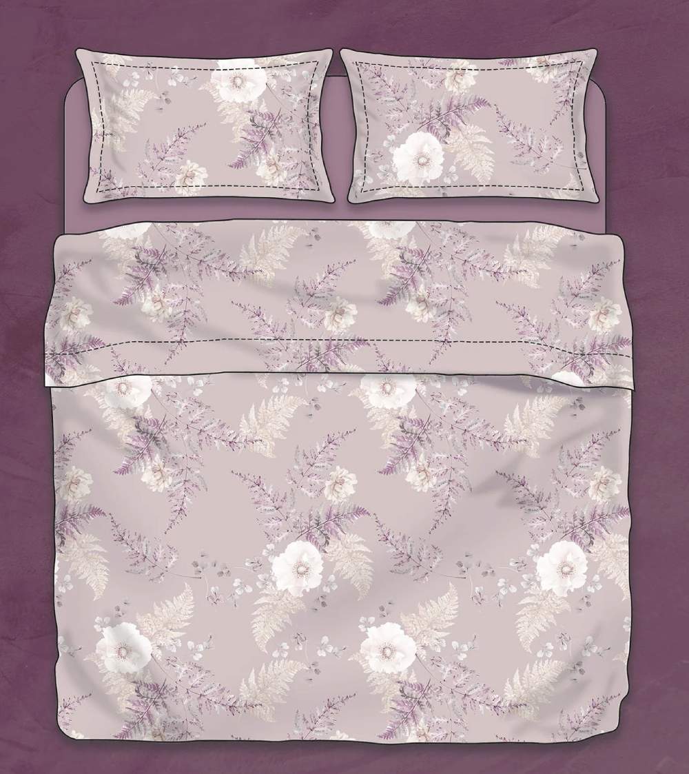 Lenzuolo copriletto matrimoniale Atelier 34, di Tessitura Randi, in percalle di puro cotone. Romantica fantasia floreale sui toni del rosa, con foglie e fiori chiari. La fantasia è presente sul lenzuolo di sopra e sulle federe. Il risvolto del lenzuolo di sopra è stampato, essendo un lenzuolo copriletto. Il lenzuolo con angoli è in tinta unita malva