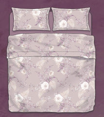 Lenzuolo copriletto matrimoniale Atelier 34, di Tessitura Randi, in percalle di puro cotone. Romantica fantasia floreale sui toni del rosa, con foglie e fiori chiari. La fantasia è presente sul lenzuolo di sopra e sulle federe. Il risvolto del lenzuolo di sopra è stampato, essendo un lenzuolo copriletto. Il lenzuolo con angoli è in tinta unita malva