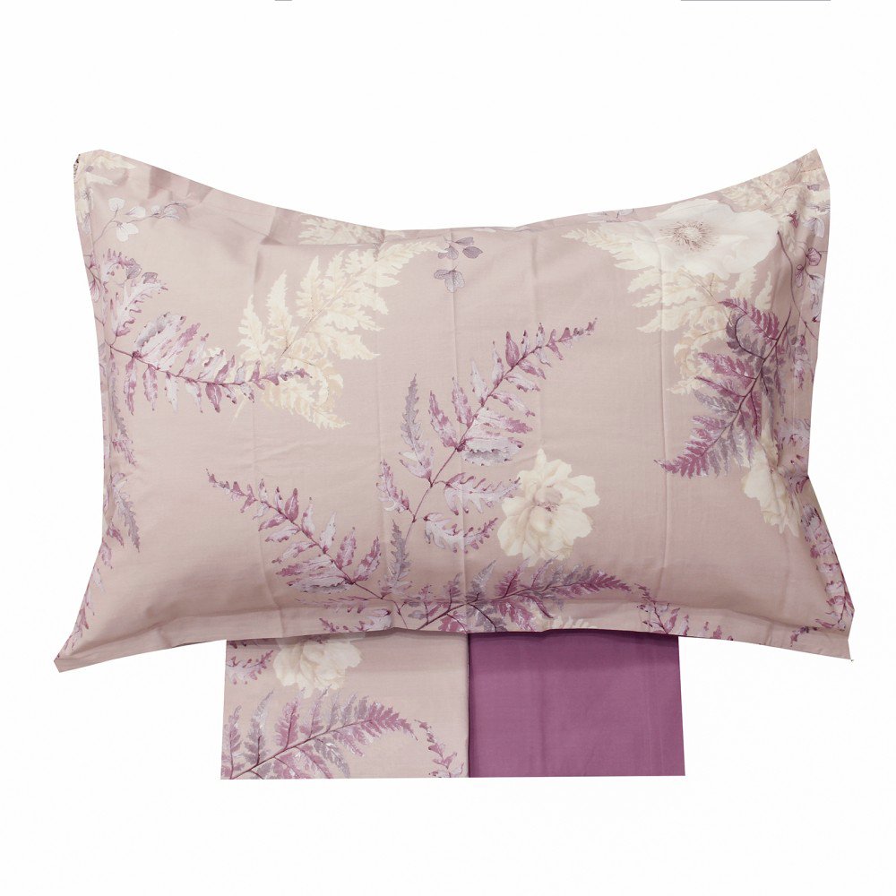 Lenzuolo copriletto matrimoniale Atelier 34, di Tessitura Randi, in percalle di puro cotone. Romantica fantasia floreale sui toni del rosa, con foglie e fiori chiari. La fantasia è presente sul lenzuolo di sopra e sulle federe. Il risvolto del lenzuolo di sopra è stampato, essendo un lenzuolo copriletto. Il lenzuolo con angoli è in tinta unita malva