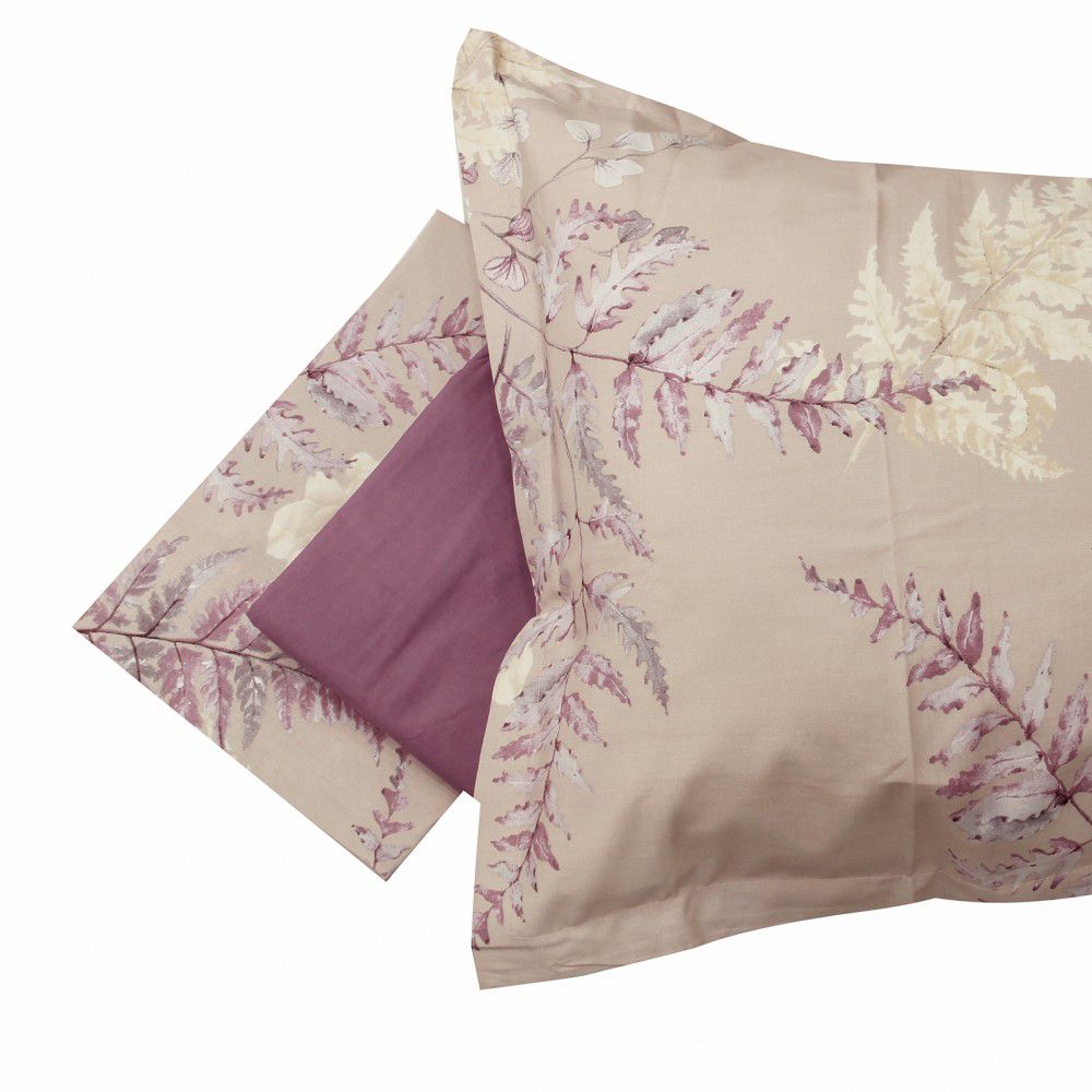 Lenzuolo copriletto matrimoniale Atelier 34, di Tessitura Randi, in percalle di puro cotone. Romantica fantasia floreale sui toni del rosa, con foglie e fiori chiari. La fantasia è presente sul lenzuolo di sopra e sulle federe. Il risvolto del lenzuolo di sopra è stampato, essendo un lenzuolo copriletto. Il lenzuolo con angoli è in tinta unita malva