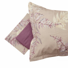 Lenzuolo copriletto matrimoniale Atelier 34, di Tessitura Randi, in percalle di puro cotone. Romantica fantasia floreale sui toni del rosa, con foglie e fiori chiari. La fantasia è presente sul lenzuolo di sopra e sulle federe. Il risvolto del lenzuolo di sopra è stampato, essendo un lenzuolo copriletto. Il lenzuolo con angoli è in tinta unita malva