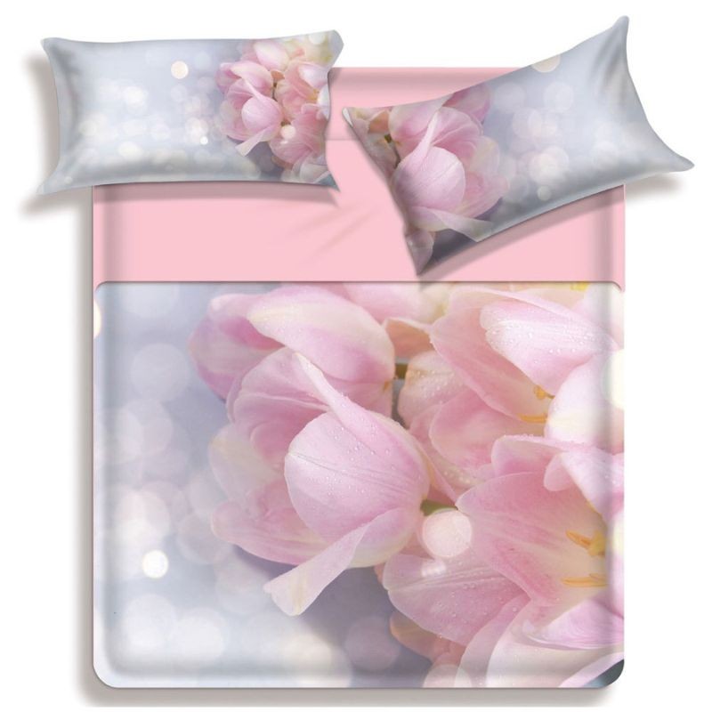 Lenzuolo copriletto matrimoniale Sissi di Miss Terry Biancaluna in puro cotone. Le federe e il lenzuolo di sopra presentano una delicata fantasia con fiori rosa chiaro. Le lenzuola con angoli e la balza del lenzuolo di sopra sono in tinta unita color rosa.