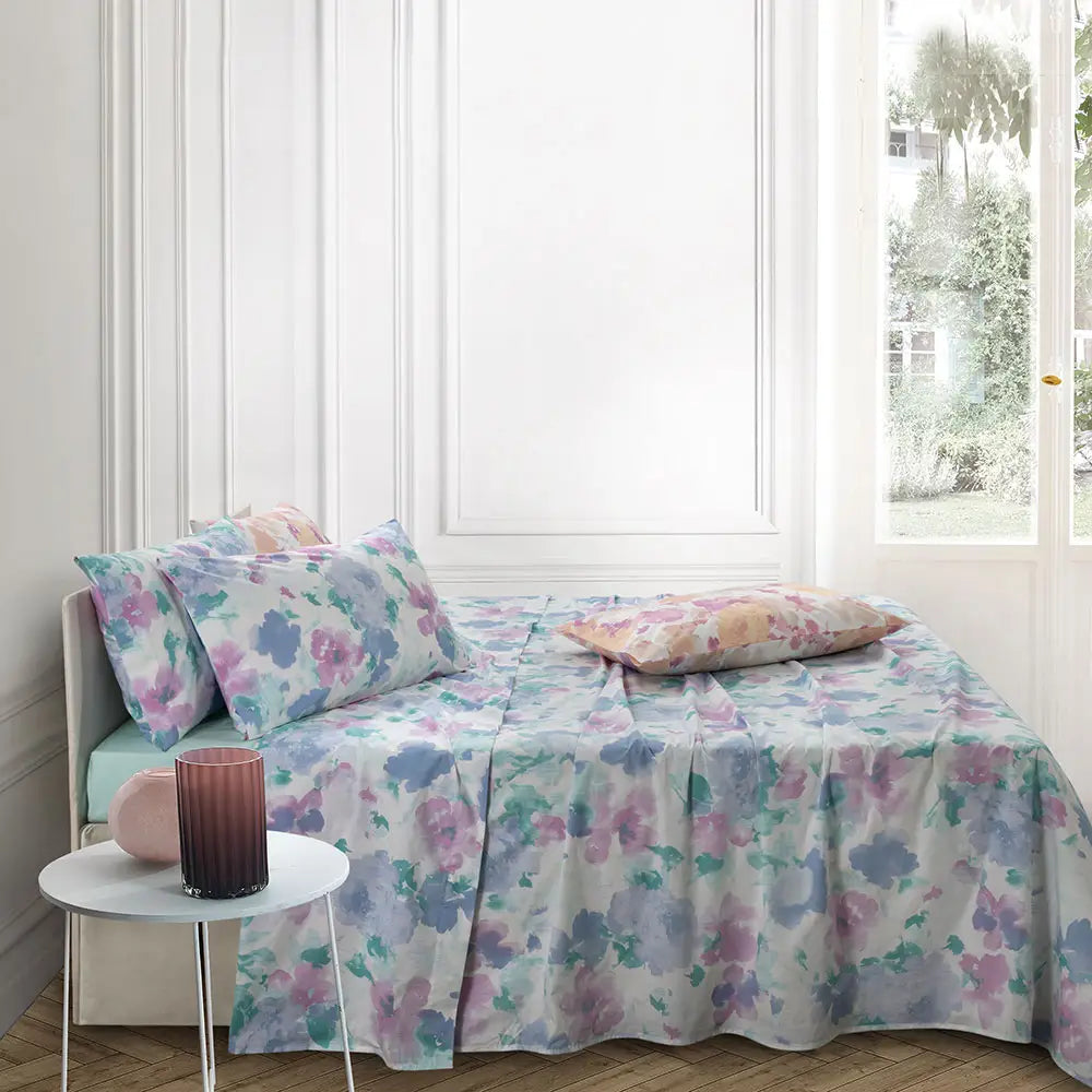 lenzuolo copriletto somma Laura, fantasia floreale stile acquerello colore aurora, azzurro-verde.