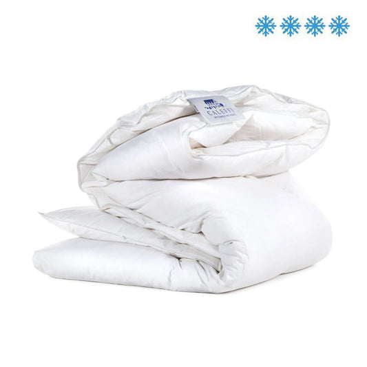 Il piumino interno Buonanotte di Caleffi assicura un morbido e caldo abbraccio durante le notti invernali.

Il piumino Buonanotte è realizzato con un'imbottitura in piuma da 240 g/m², composta da 90% piumino e 10% piumette. Per il tessuto di rivestimento è utilizzato un tessuto in 100% cotone a tenuta piuma.