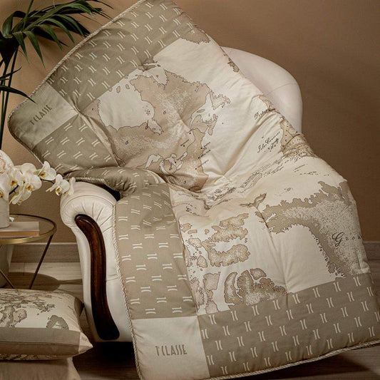 Plaid Geo Safari di Alviero martini, in raso di puro cotone con stampa digitale. Fantasia nel tipico stile Alviero Martini, colore beige. Plaid imbottito misura 130x160 cm