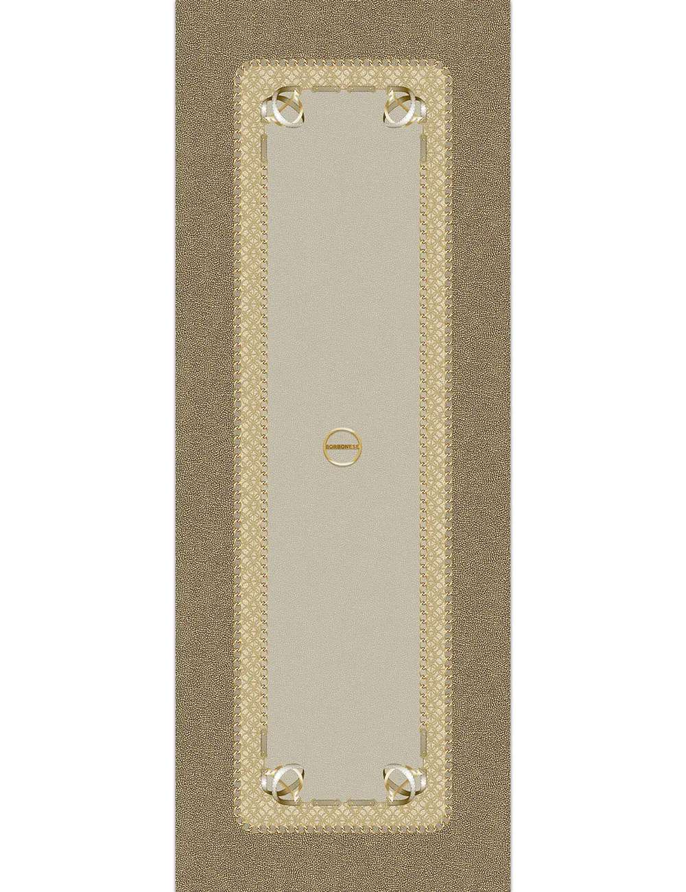 Runner Borbonese Foulard in panama di puro cotone con stampa digitale. Variante di colore marrone.Corsia dalla fantasia moderna in cui la tipica stampa Borbonese a occhio di pernice è incorniciata da nastri e catenine dorate recante il logo Borbonese. La parte esterna riprende la stessa fantasia nella colorazione marrone. Corsia rettangolare, misura 50x150 cm