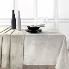 Servizio tavola Gaia della linea Jacquard di Somma, in puro cotone. Raffinatissima tovaglia rettangolare per 12 persone con 12 tovaglioli, con fantasia jacquard tinta in filo a tema floreale. Disponibile in due varianti di colore: naturale tortora e grigio