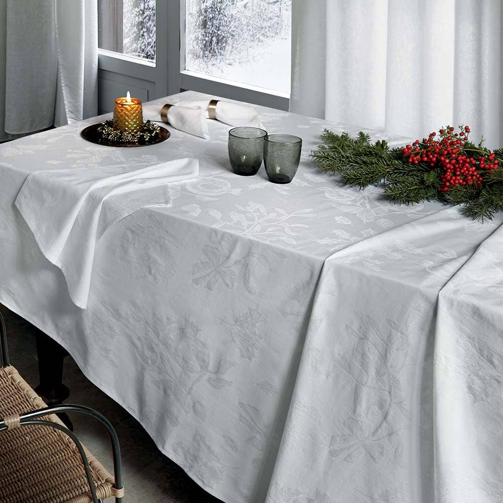 Servizio tavola natalizio Gabel Viscum in puro cotone. Fantasia jacquard floreale tono su tono colore bianco. Il set comprende una tovaglia rettangolare e 12 tovaglioli.
