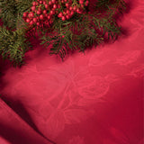 Servizio tavola natalizio Gabel Viscum in puro cotone.   Fantasia jacquard floreale tono su tono colore rosso.  Il set comprende una tovaglia rettangolare e 12 tovaglioli. 
