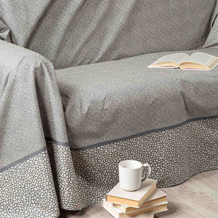 Telo Arredo multiuso Dike di Caleffi in puro cotone. Disponibile in due misure: singolo e matrimoniale. Fantasia geometrica moderna, stile Borbonese, nella variante di colore grigio antracite. Il telo arredo Grandecor Dike di Caleffi è in puro cotone e può essere utilizzato come copriletto, copritavolo e copridivano. Disponibile nella misura per letto singolo e matrimoniale, o per divano da 2-3 posti o poltrona.