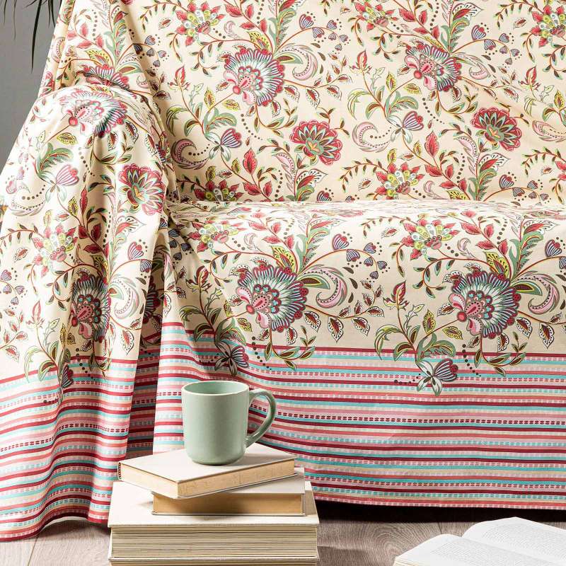 Telo Arredo multiuso Kyoto di Caleffi, in puro cotone. Fantasia dai motivi floreali nella variante di colore corallo, con fondo panna. Il telo arredo Grandecor Kyoto di Caleffi è in puro cotone e può essere utilizzato come copriletto, copritavolo e copridivano. Disponibile nella misura per letto matrimoniale 270x270 cm.
