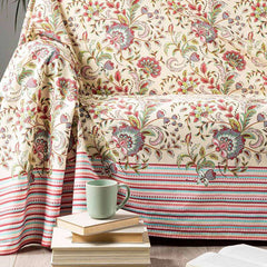 Telo Arredo multiuso Kyoto di Caleffi, in puro cotone. Fantasia dai motivi floreali nella variante di colore corallo, con fondo panna. Il telo arredo Grandecor Kyoto di Caleffi è in puro cotone e può essere utilizzato come copriletto, copritavolo e copridivano. Disponibile nella misura per letto matrimoniale 270x270 cm.
