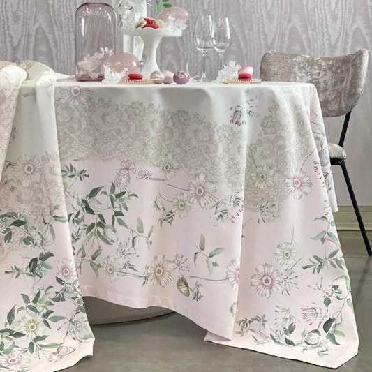 Tovaglia L'Ulivo di Blumarine, in panama di puro cotone con trattamento antimacchia. Fantasia piazzata, con fiori e piccole uova di Pasqua, e con logo Blumarine nella trama. La tovaglia L'Ulivo presenta una romantica fantasia con fiori bianchi e foglie di ulivo su fondo chiaro. Misura rettangolare x12: 170x270 cm Realizzata in Italia