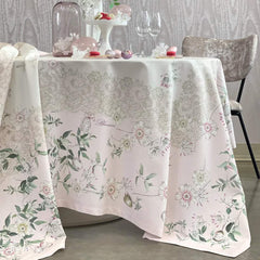 Tovaglia L'Ulivo di Blumarine, in panama di puro cotone con trattamento antimacchia. Fantasia piazzata, con fiori e piccole uova di Pasqua, e con logo Blumarine nella trama. La tovaglia L'Ulivo presenta una romantica fantasia con fiori bianchi e foglie di ulivo su fondo chiaro. Misura rettangolare x12: 170x270 cm Realizzata in Italia
