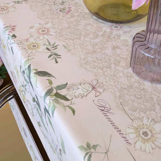 Tovaglia L'Ulivo di Blumarine, in panama di puro cotone con trattamento antimacchia. Fantasia piazzata, con fiori e piccole uova di Pasqua, e con logo Blumarine nella trama. La tovaglia L'Ulivo presenta una romantica fantasia con fiori bianchi e foglie di ulivo su fondo chiaro. Misura rettangolare x12: 170x270 cm Realizzata in Italia