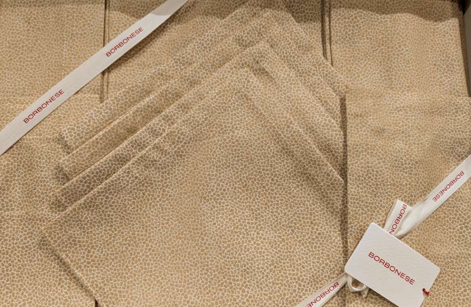 servizio tavola Borbonissima borbonese in lino e cotone colore miele. tovaglia con tovaglioli fantasia occhio di pernice
