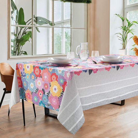 Tovaglia Gabel Florinda in panama di puro cotone con stampa digitale.Fantasia con fiori colorati sul piano tavola, fantasia moderna stile Borbonese sui lati, colore grigio. Disponibile nella misura rettangolare per 6 (150x180 cm) e per 12 persone (150x270 cm).