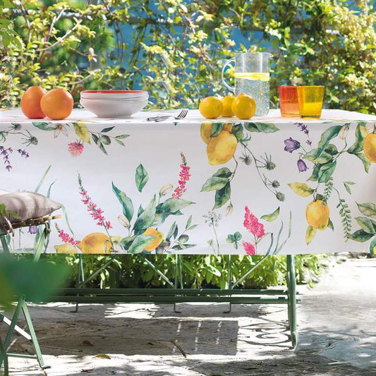 Tovaglia Citrus, in panama di puro cotone con stampa digitale. Linea Gabel Vallesusa.La tovaglia Citrus presenta una fantasia floreale dai toni primaverili ed estivi, con limoni e fiori dai colori vivaci su fondo bianco. Disponibile nella misura rettangolare per 8 (150x220 cm) e per 12 persone (150x270 cm)