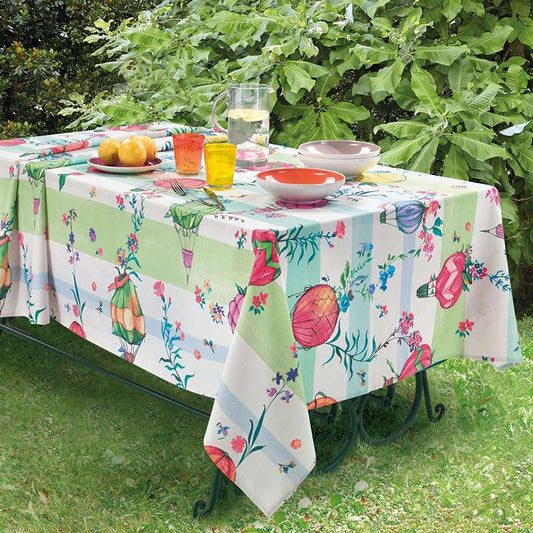 Tovaglia Gabel Favola in panama di puro cotone con stampa digitale.Fantasia a fasce bianche, verdi e anice, con mongolfiere e fiori colorati. Disponibile nella misura rettangolare per 6 (150x180 cm) e per 12 persone (150x270 cm)