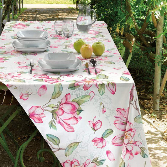 Tovaglia Magnolia, in panama di puro cotone con stampa digitale. Linea Gabel Vallesusa.La tovaglia Magnolia presenta una romantica fantasia con fiori rosa su fondo chiaro. Disponibile nella misura rettangolare per 8 (150x220 cm) e per 12 persone (150x270 cm).