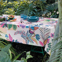 Tovaglia Astratta, in panama di puro cotone con stampa digitale. Linea Gabel-Vallesusa.Fantasia floreale, con fondo chiaro e fiori sui toni dell'azzurro e del verde. Disponibile nella misura rettangolare per 12 persone (150x270 cm)