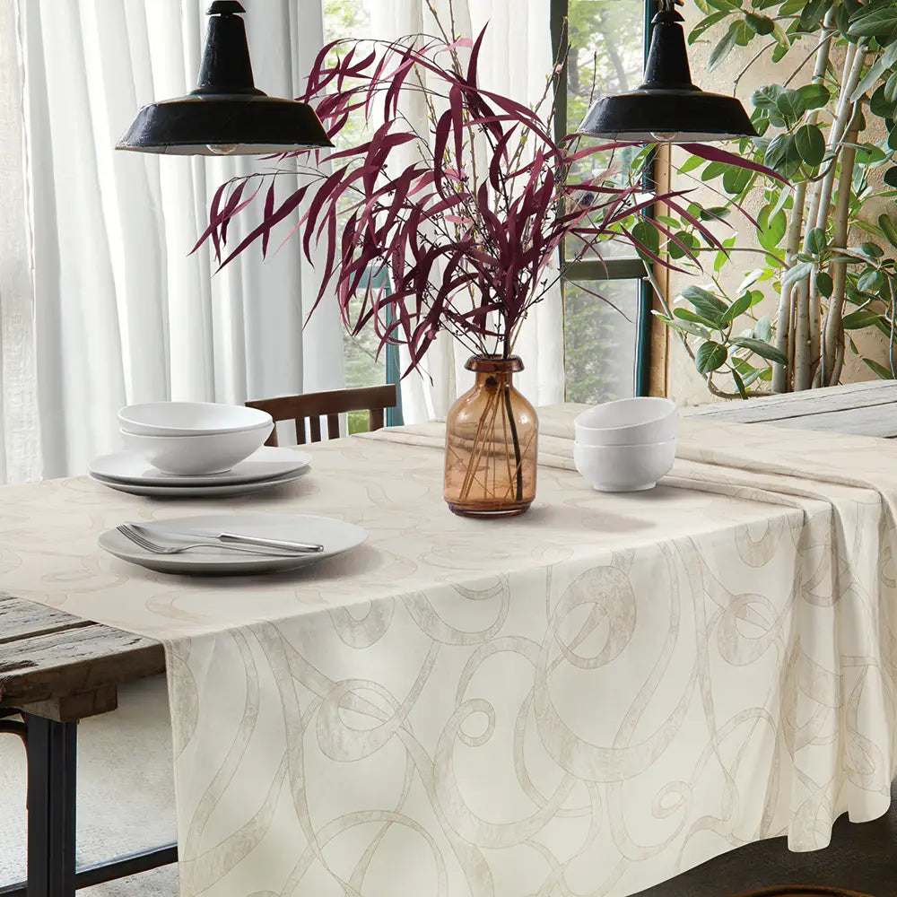 Tovaglia Nastro di Gabel Vallesusa in cotone. Fantasia beige con nastro che percorre tutta la tovaglia.