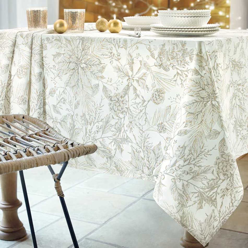 Tovaglia natalizia Lumiere di Gabel in cotone. Fantasia floreale beige tortora con effetto dorato su fondo avorio. misura rettangolare, quadrata o rotonda.