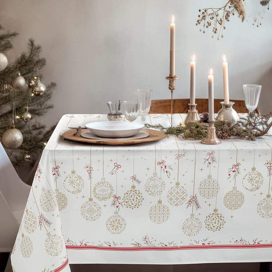 Tovaglia natalizia Sparkling di Gabel. Tovaglia rettangolare stampata con glitter su panama di puro cotone. La tovaglia Sparkling presenta una deliziosa fantasia natalizia. Sui lati della tovaglia risaltano sfere color oro su fondo bianco, mentre sul fondo un elegante nastrino color rosso incornicia il tutto.