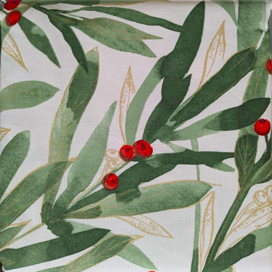 Tovaglia natalizia Winter di Gabel. Fantasia natalizia, con foliage dai toni verde sul quale spiccano le bacche rosse. variante essenza