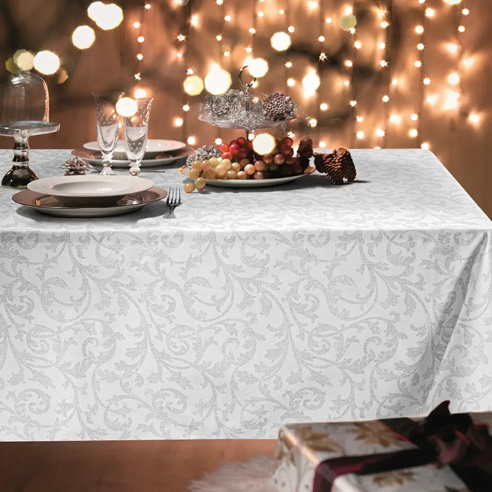 Tovaglia natalizia Oriente di Gabel-Vallesusa in cotone. Fantasia damascata grigio platino su fondo bianco. 