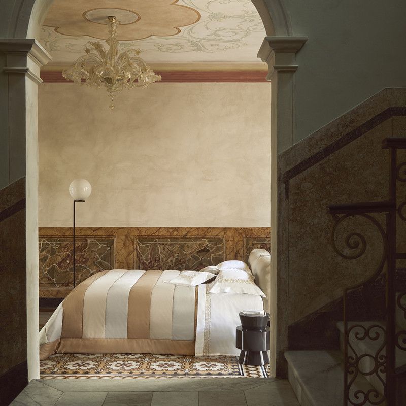 trapunta arcimboldi patchwork fazzini atelier matrimoniale. in velluto a fasce beige cammello