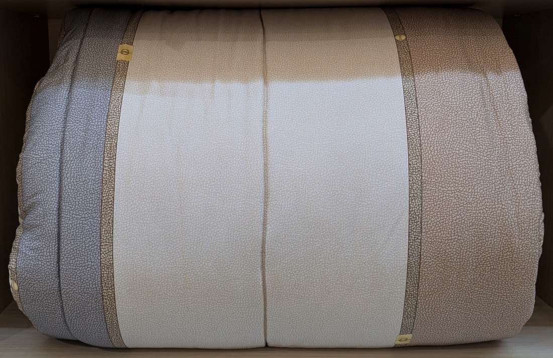 trapunta invernale lounge borbonese matrimoniale. Fantasia con fondo ecru beige e cornici grigio e tortora