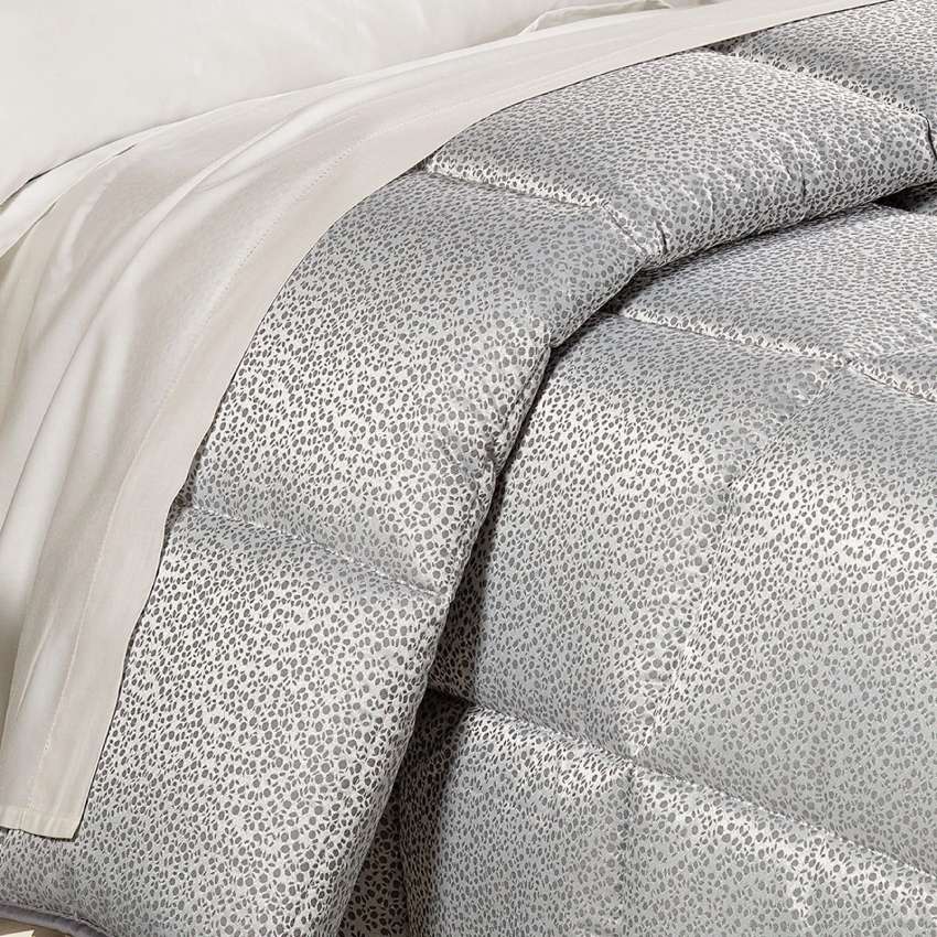 Trapunta invernale matrimoniale Caleffi Perlee, in prezioso raso jacquard. Piumone con fantasia geometrica moderna a puntini, nella variante di colore grigio 