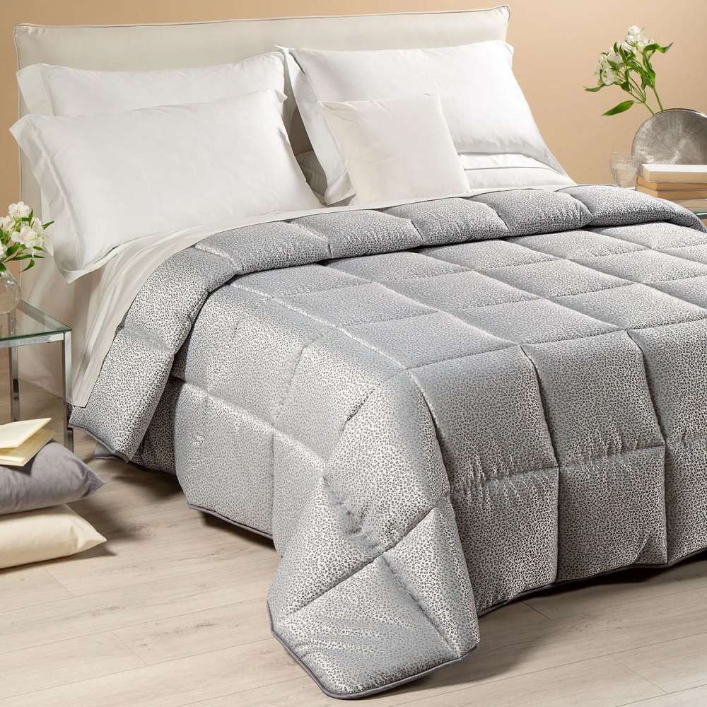 Trapunta invernale matrimoniale Caleffi Perlee, in prezioso raso jacquard. Piumone con fantasia geometrica moderna a puntini, nella variante di colore grigio 