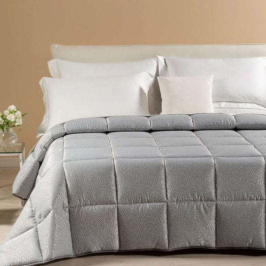 Trapunta invernale matrimoniale Caleffi Perlee, in prezioso raso jacquard. Piumone con fantasia geometrica moderna a puntini, nella variante di colore grigio 