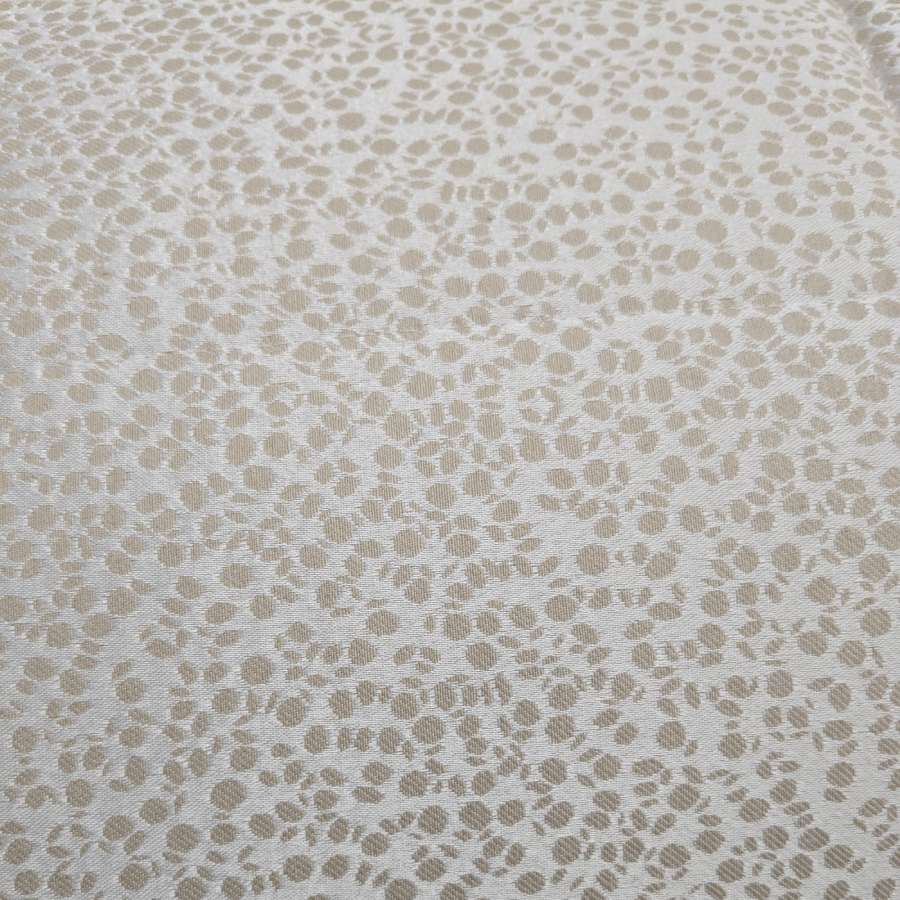 Trapunta invernale matrimoniale Caleffi Perlee, in prezioso raso jacquard. Piumone con fantasia geometrica moderna a puntini, nella variante di colore vaniglia beige
