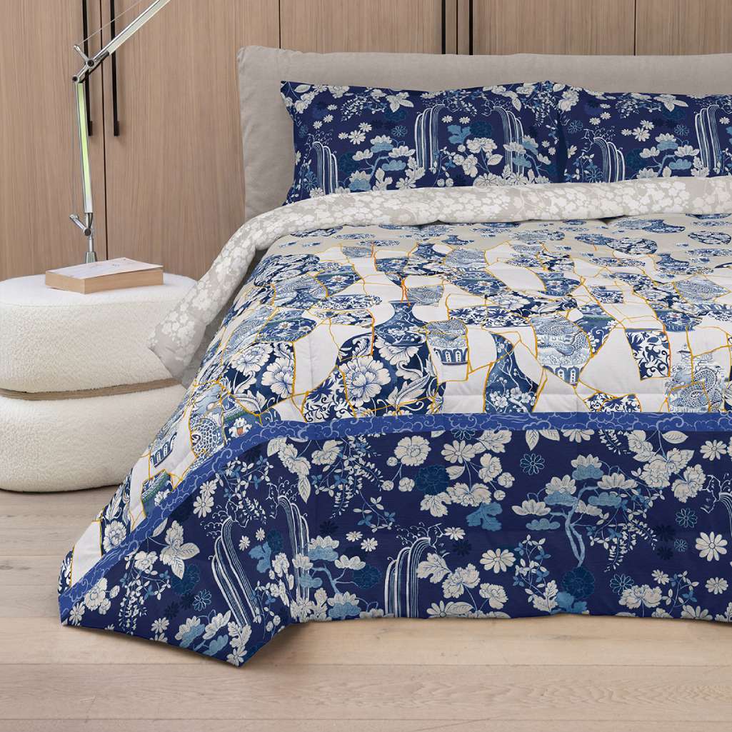 trapunta invernale kintsugi fazzini fantasia moderna bianca e blu con dettagli oro