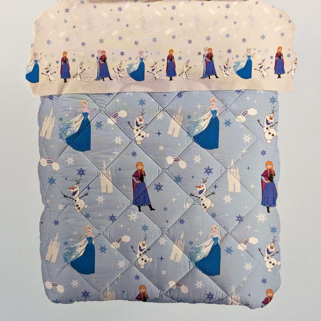 Trapunta invernale Caleffi Disney Frozen Star in cotone.
Fantasia azzurra con Elsa, Anna e Olaf dal film Disney Frozen.