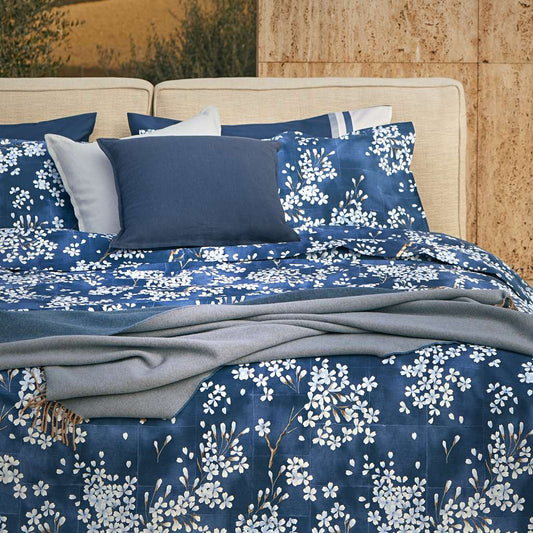 Trapunta invernale Fazzini Kimono. fantasia con fiori bianchi su fondo blu