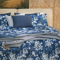 Trapunta invernale Fazzini Kimono. fantasia con fiori bianchi su fondo blu