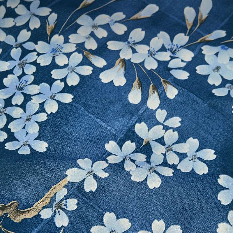 Trapunta invernale Fazzini Kimono. fantasia con fiori bianchi su fondo blu