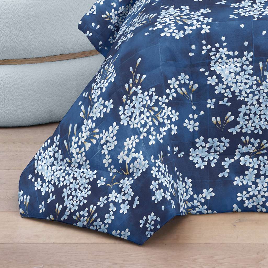 Trapunta invernale Fazzini Kimono. piumone fantasia fiori bianchi su fondo blu
