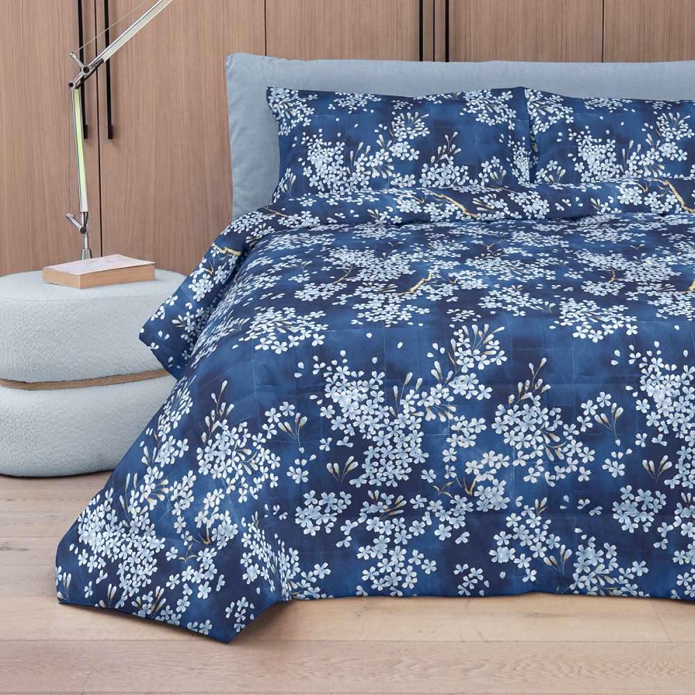 Trapunta invernale Fazzini Kimono. fantasia con fiori bianchi su fondo blu