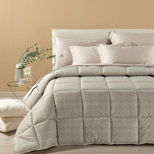 Trapunta invernale matrimoniale Caleffi Interiors, in prezioso raso jacquard. La trapunta Interiors presenta una delicata fantasia con foglie che si intersecano in una fitta trama. Colore bosco tortora