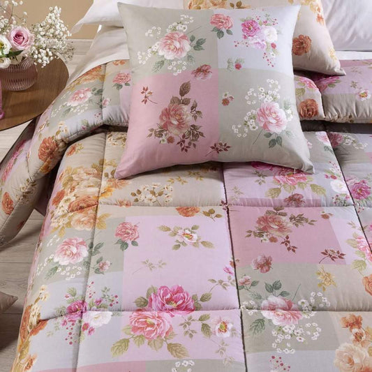 Trapunta invernale matrimoniale Caleffi Petit Garden, in puro cotone con stampa digitale. La trapunta Petit Garden presenta una particolare e delicata fantasia floreale su fondo geometrico con riquadri di vari colori., con preponderanza del rosa.