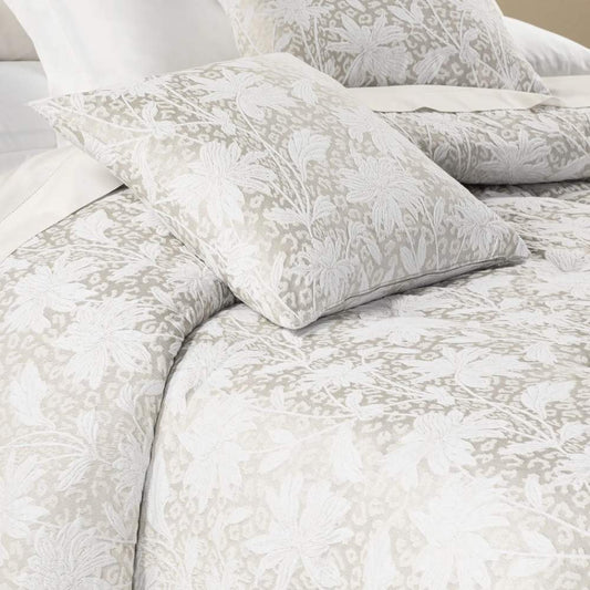 Trapunta invernale matrimoniale Leggerissima Vivienne, in prezioso raso jacquard. Prodotta da Caleffi.   La trapunta Vivienne presenta una fantasia floreale dallo stile moderno, in cui tessuti diversi interagiscono dando vita a una fantasia su 3 livelli: il primo è rappresentato da fiori bianchi, il secondo da una delicata fantasia leopardata, mentre il terzo è dato dal tessuto di fondo più scuro e lucido rispetto ai primi due. Disponibile nella variante di colore avorio.