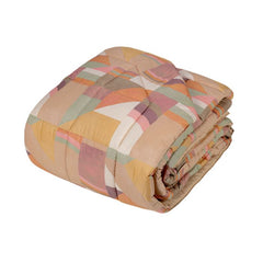 Trapunta invernale matrimoniale Fazzini Wooden Blocks, in percalle di cotone.La trapunta Wooden Blocks presenta una moderna fantasia geometrica nei toni caldi del tortora/cammello/beige. Il piumone è trapuntato a capo e rifinito a mano con due angoli sagomati che lo adattano perfettamente agli angoli del letto