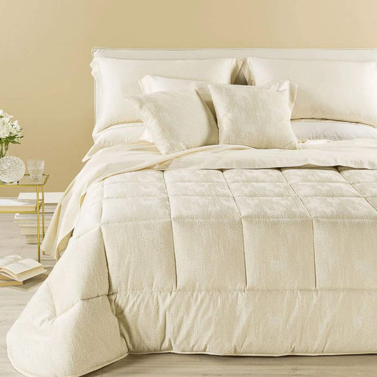 Trapunta invernale matrimoniale Caleffi Boheme, in prezioso raso jacquard. Piumone con fantasia tinta in filo tono su tono, con il tessuto della fantasia più chiaro e opaco che risalta sul fondo più lucido e scuro, dando un effetto striatura. Variante di colore avorio.